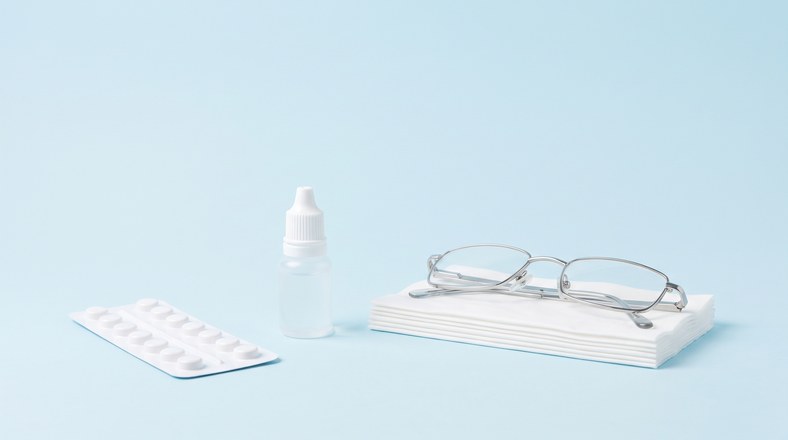 Antihistamine tablets and eye drops for puffy eyes that need advice from a UK pharmacist or GP